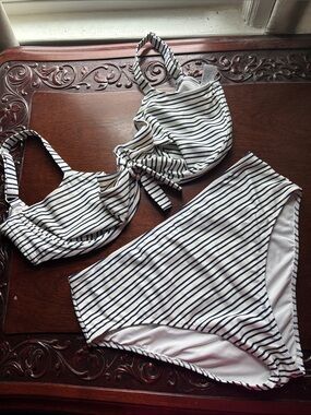 34H (tag says L) two piece bathing suit with XL bottom by Freya